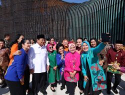 Fun Moment: Prabowo Subianto Takes a Selfie with Iriana and Mothers at IKN