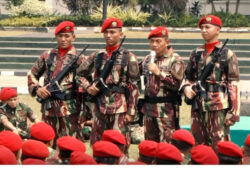 Jenderal TNI Mulyono Melepaskan Pangkat Bintang 4 di Depan Prajurit Kopassus