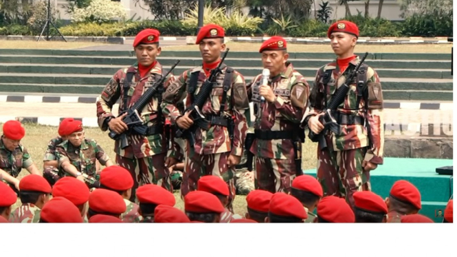 Jenderal TNI Mulyono Melepaskan Pangkat Bintang 4 di Depan Prajurit Kopassus