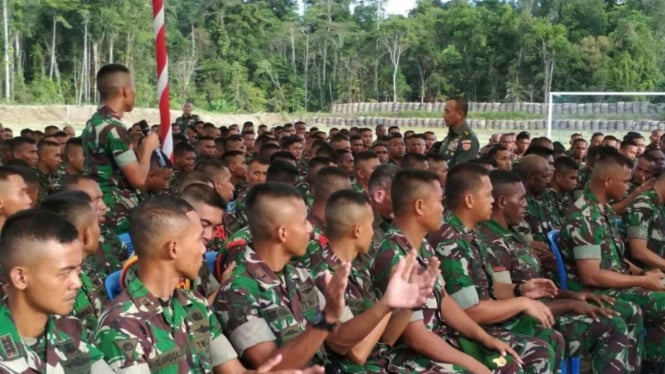 Prajurit TNI AD Menangis di Pelukan Jenderal Mulyono pada Momen Haru