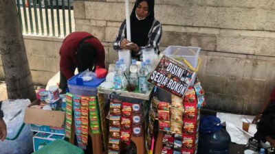 Pedagang Minuman Beruntung di Pesta Rakyat Pelantikan Presiden