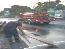 Penanganan Kejadian Solar Tumpah di Jalan Nasional oleh Petugas Damkar