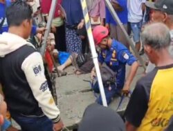 Penyelamatan Kaki Pengunjung Pasar oleh Damkar Cilacap